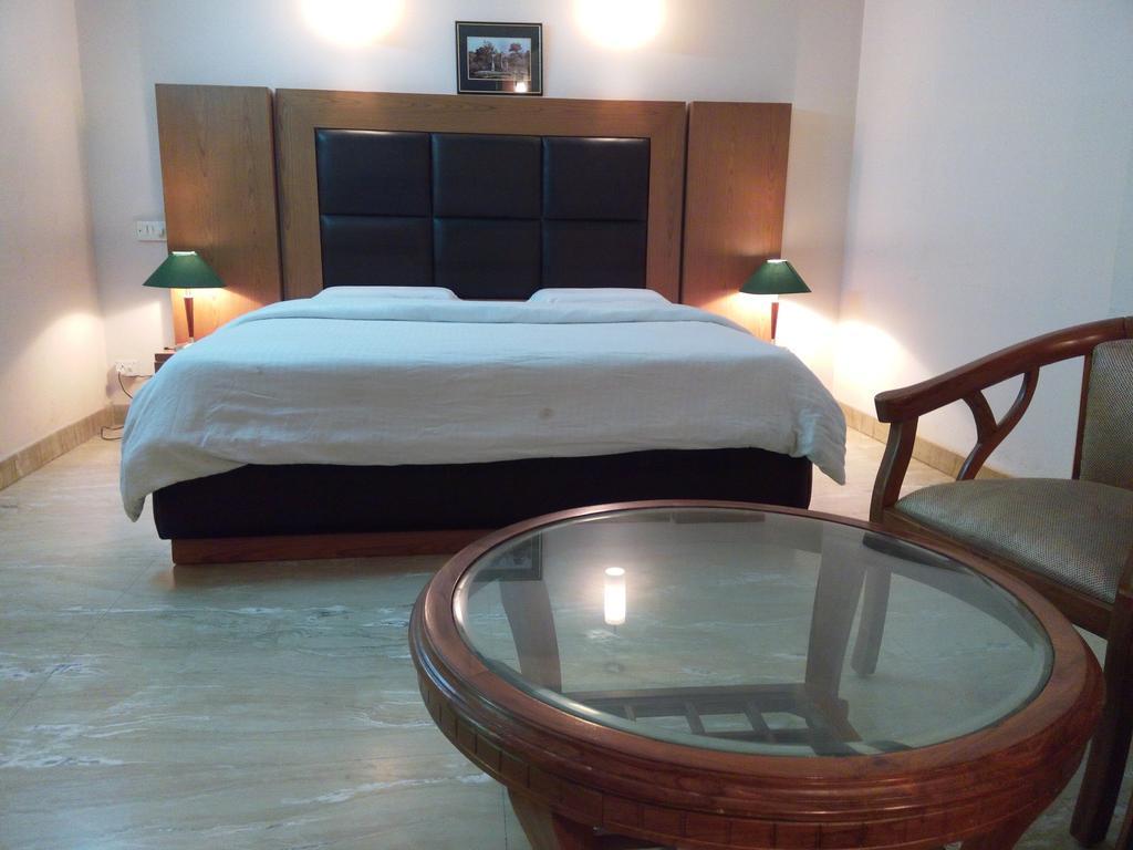 Hotel Queens Residency Gurgaon Room photo