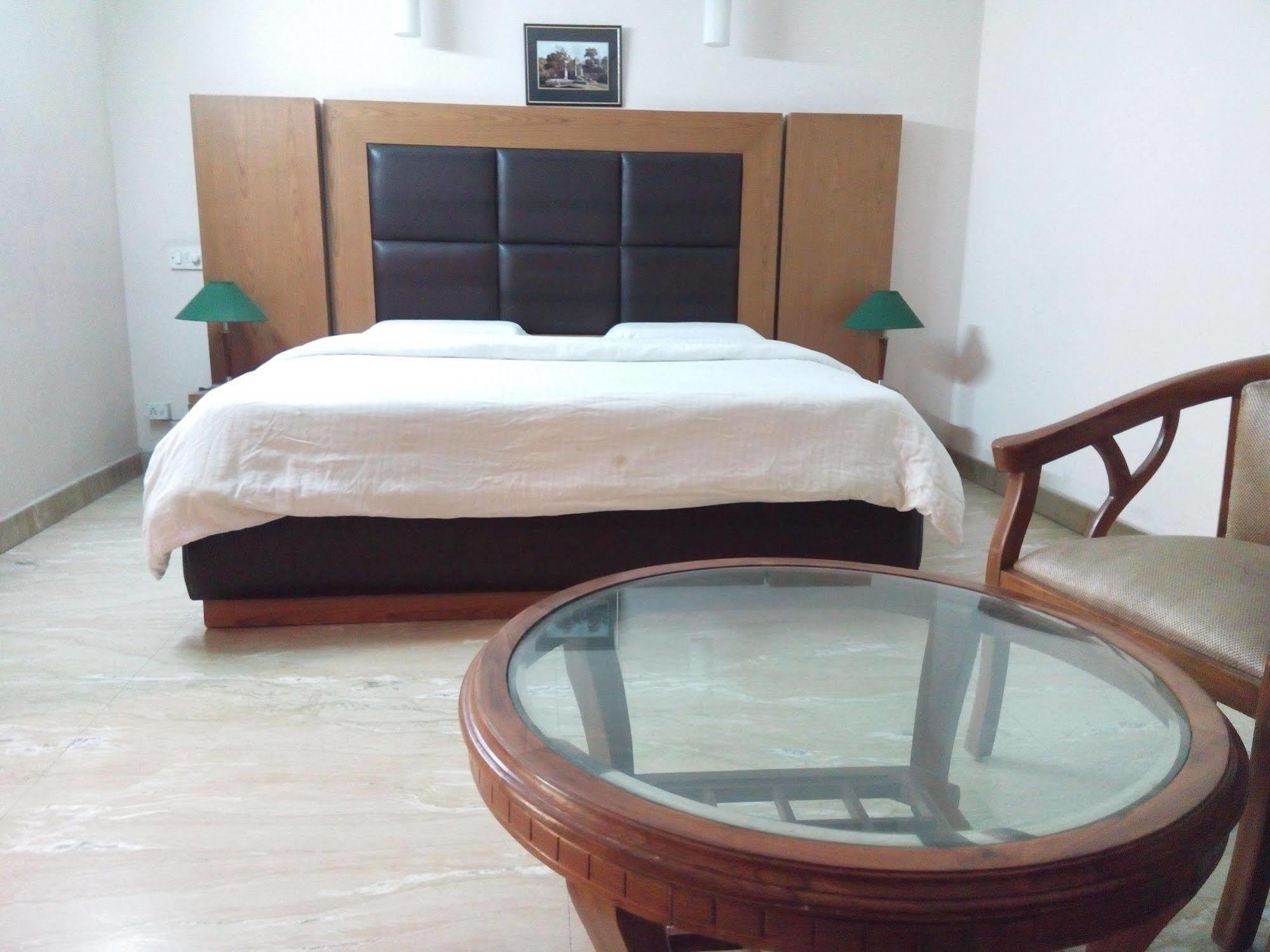 Hotel Queens Residency Gurgaon Exterior photo