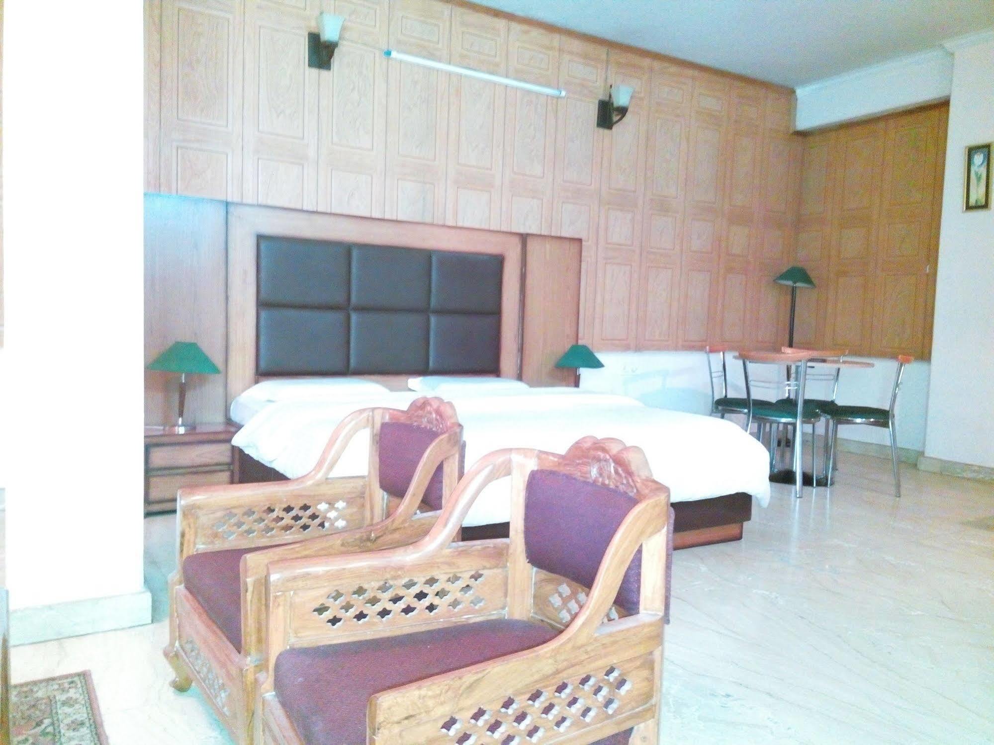 Hotel Queens Residency Gurgaon Exterior photo