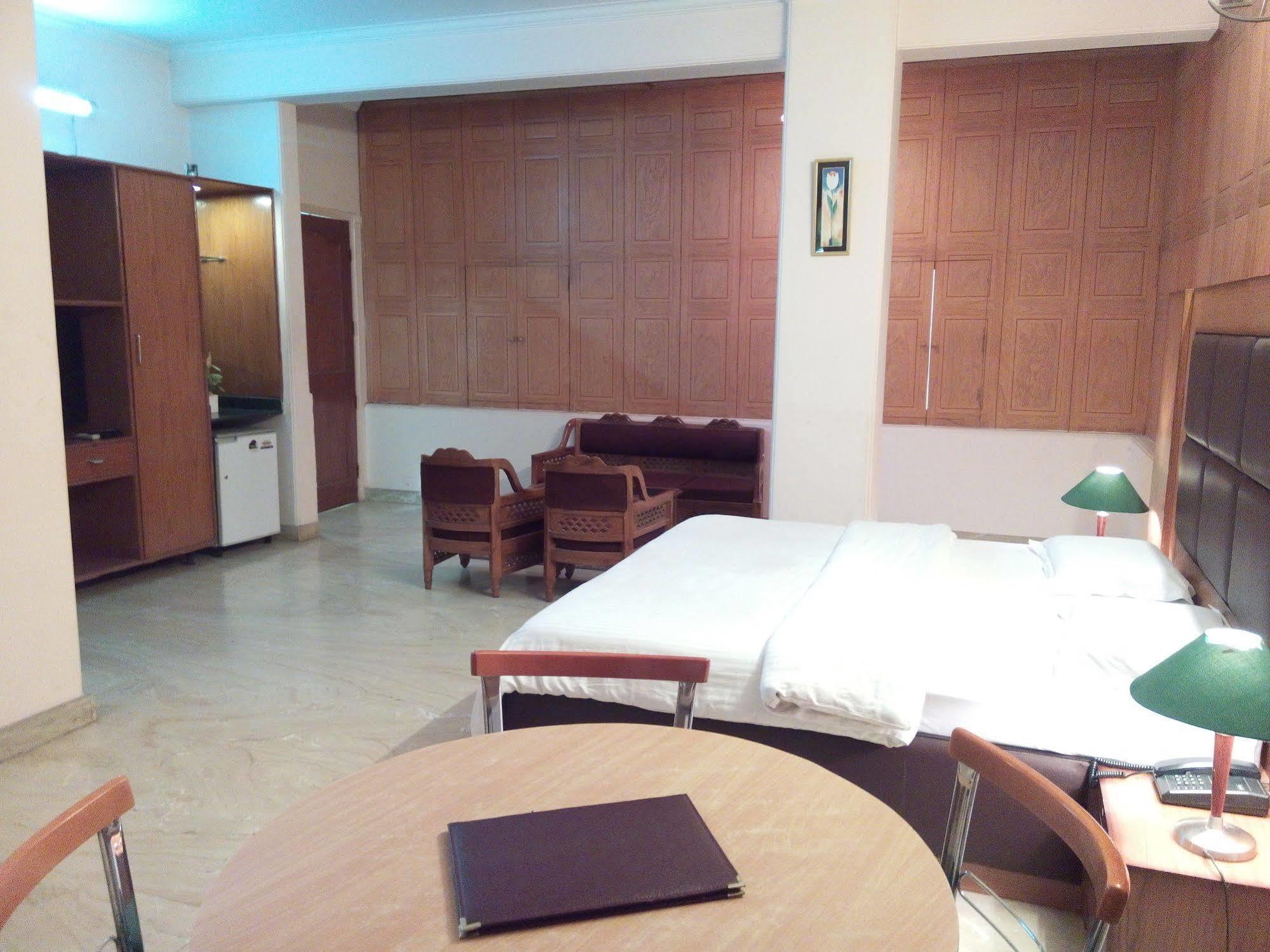 Hotel Queens Residency Gurgaon Exterior photo