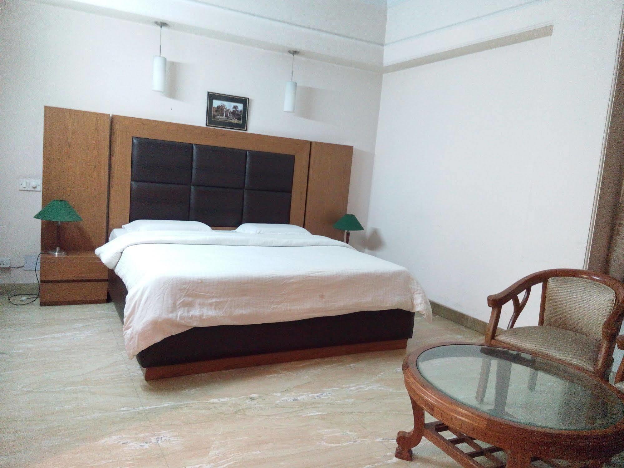 Hotel Queens Residency Gurgaon Exterior photo