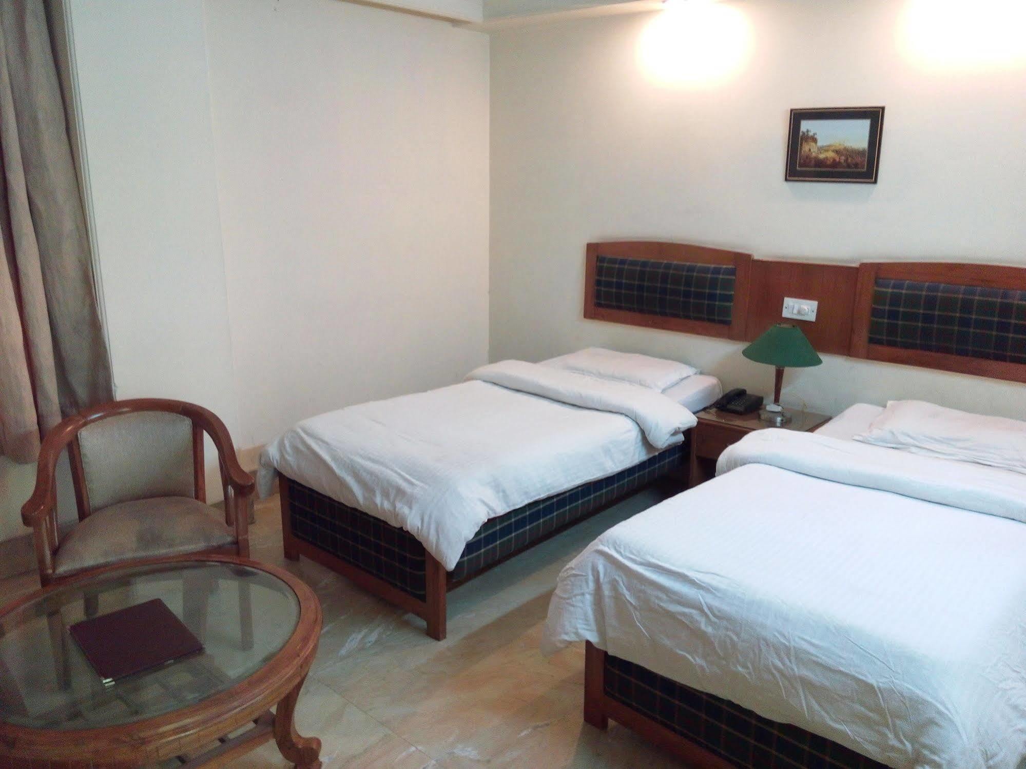 Hotel Queens Residency Gurgaon Exterior photo