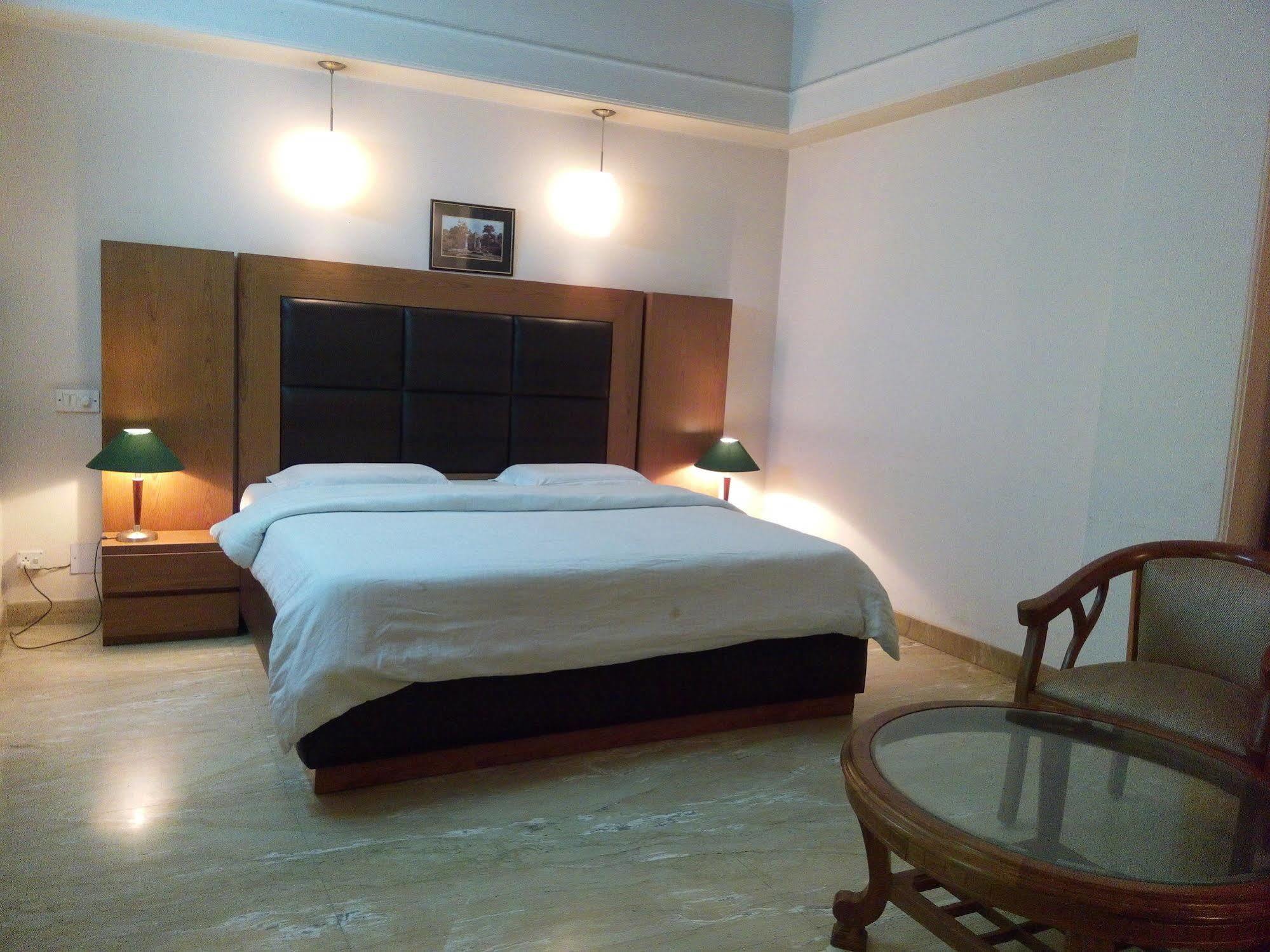 Hotel Queens Residency Gurgaon Exterior photo