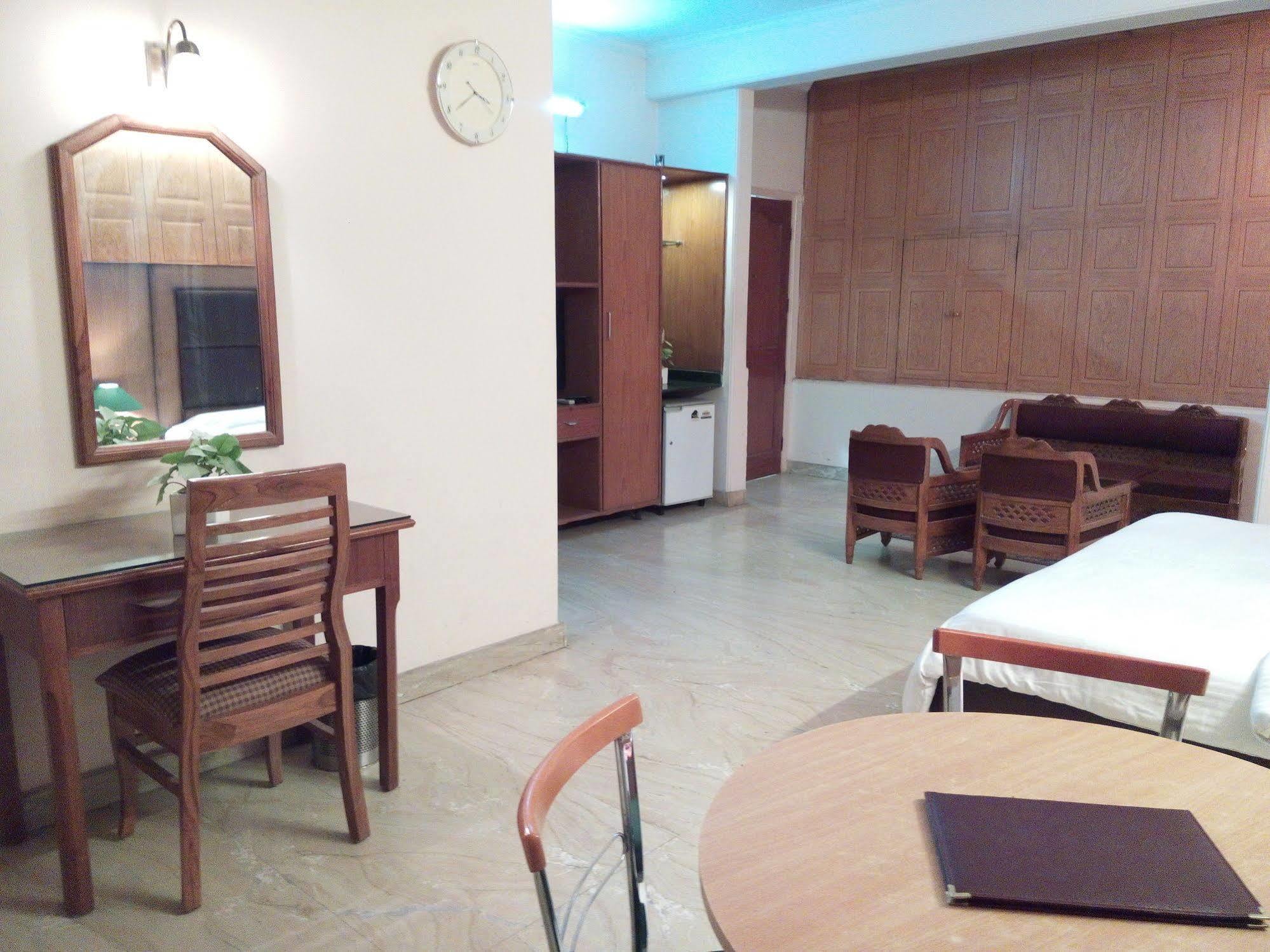 Hotel Queens Residency Gurgaon Exterior photo