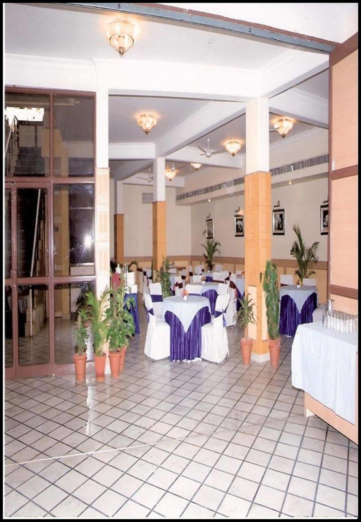 Hotel Queens Residency Gurgaon Exterior photo