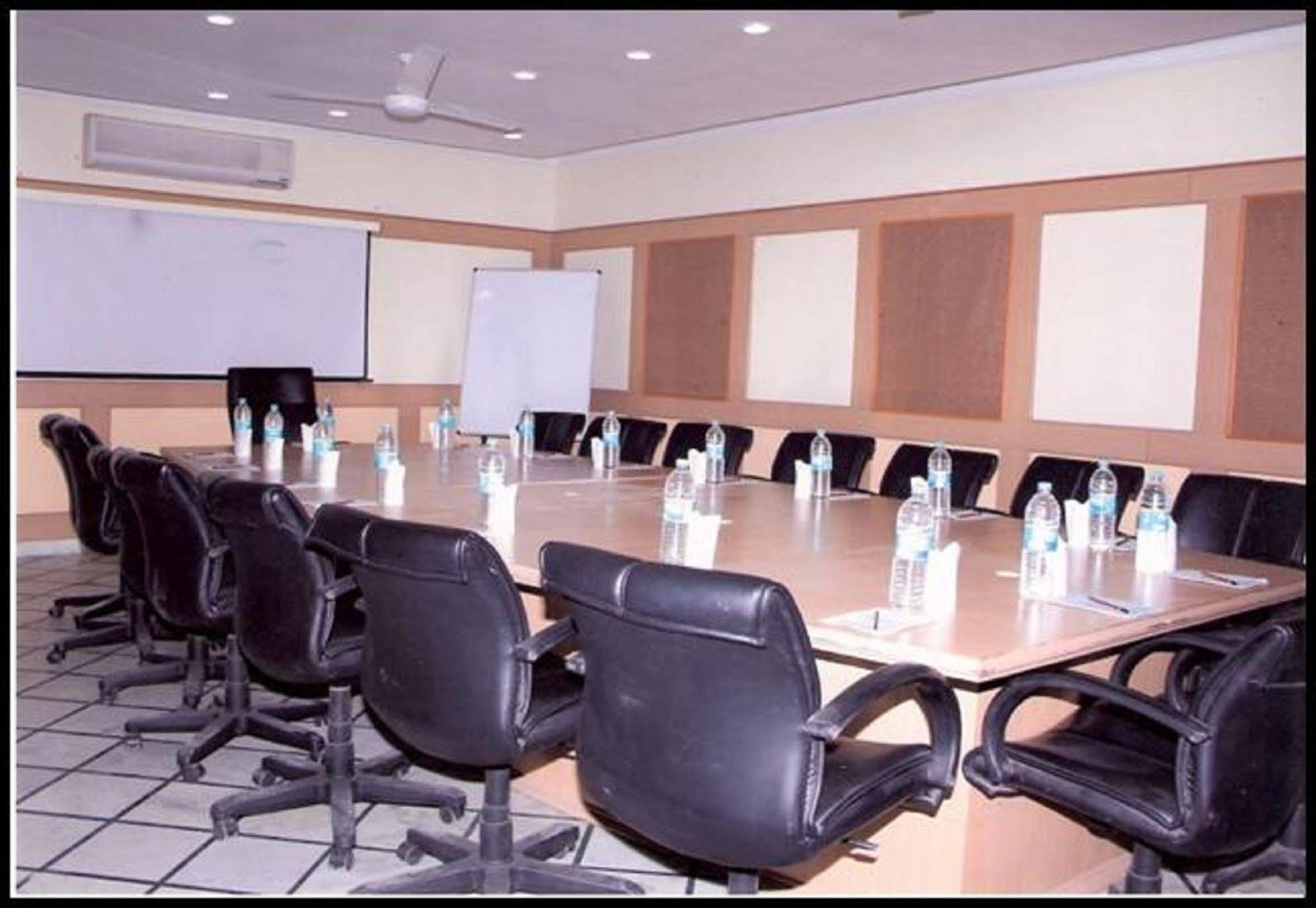 Hotel Queens Residency Gurgaon Exterior photo